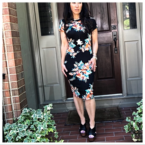 ✨LAST ONE ✨Black Floral midi dress - Picture 4 of 8